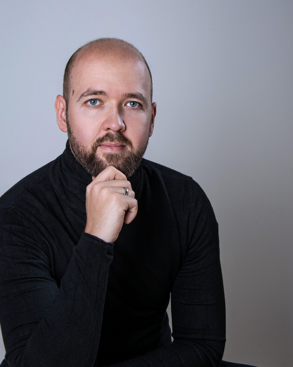 Mateusz Maik, portret w garniturze